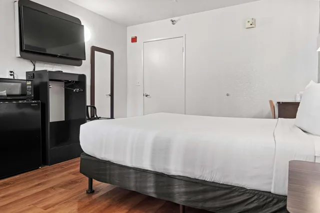 1 Queen Bed - ADA/RI Shower/Micfridge، Motel6 San Luis Obispo, CA - South 2/10
