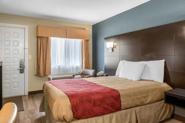 Standard, King Bed, Econo Lodge Freeport - Brunswick Area 5/10
