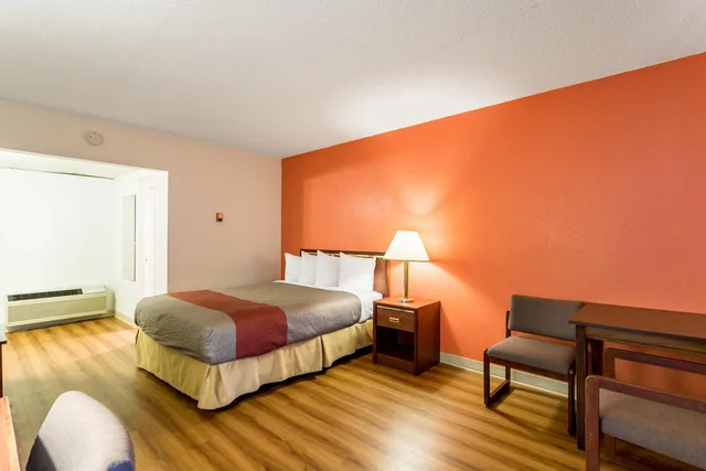 2 Queen Beds - Suite, Non-Smoking, Micfridge، Motel6 Butte, MT - Historic City Center 2/4