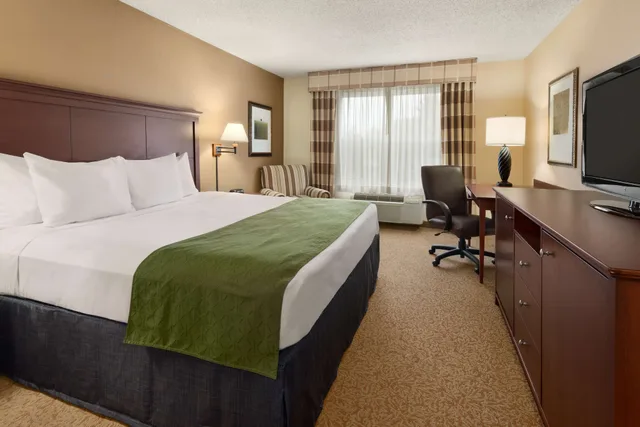 جناح بسرير كينج بحوض جاكوزي، Country Inn and Suites by Radisson Stevens Point WI 2/2