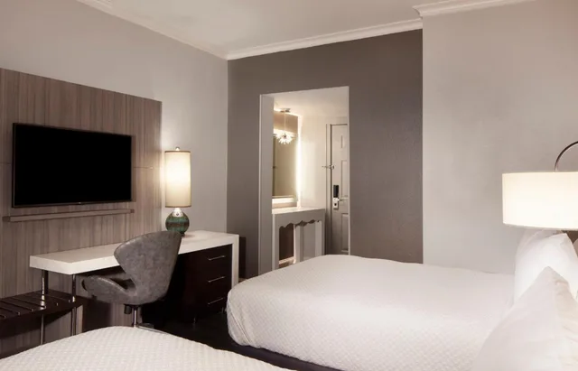 Standard, Queen Bed, Bath and Shower، Indigo Atlanta Midtown Hotel 4/6