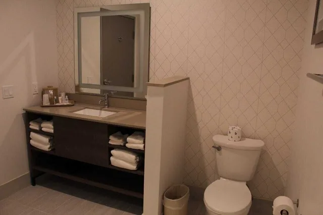 جناح بسرير كينج، Comfort Suites Richmond East 3/4
