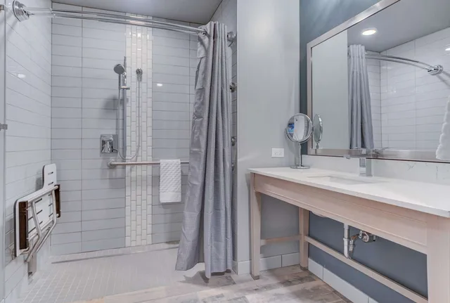 جناح بسرير كوين وسريرين منفصلين بإطلالة على الجبل لذوي الإعاقة، Hotel Peppertree Bend, BW Premier Collection 2/5