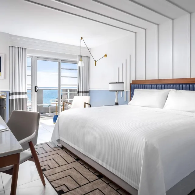 غرفة بريميوم بسرير كينج بإطلالة على البحر بشرفة، Cadillac Hotel & Beach Club, Autograph Collection 1/4