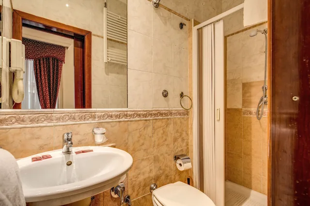 غرفة قياسية ثلاثية بسرير مزدوج وسرير فردي، Virginia Hotel 8/8
