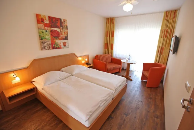 غرفة بسرير كوين بشرفة، Hotel Ferienanlage Haffhus 1/4