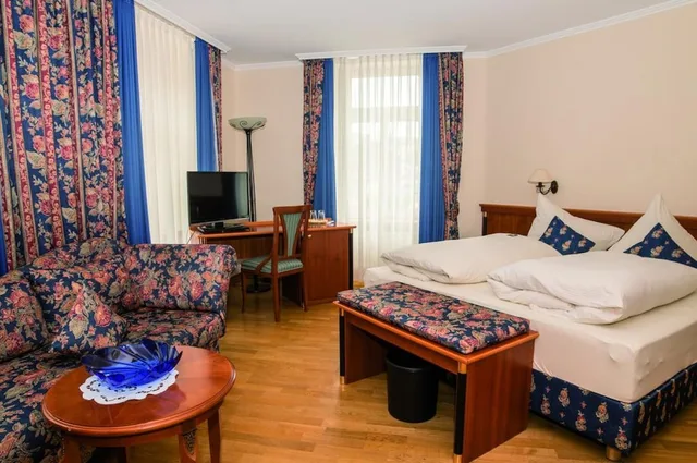 غرفة ديلوكس بسريرين منفصلين بغرفة نوم واحدة مع أريكة، Mosellandhotel Im Enderttal Zum Onkel Willi 2/4