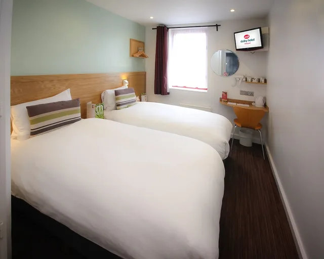 غرفة قياسية بسريرين منفصلين، Dolby Hotel Liverpool 4/7