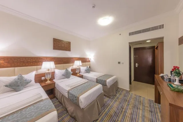 غرفة ثلاثية بثلاثة أسرّة، فندق سنود الريان للخدمات الفندقية(Snood Al Rayyan Hotel) 2/3