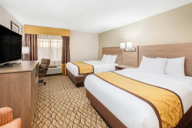 Deluxe, Suite, Queen Bed, Baymont By Wyndham Grand Rapids Southeast 1/4