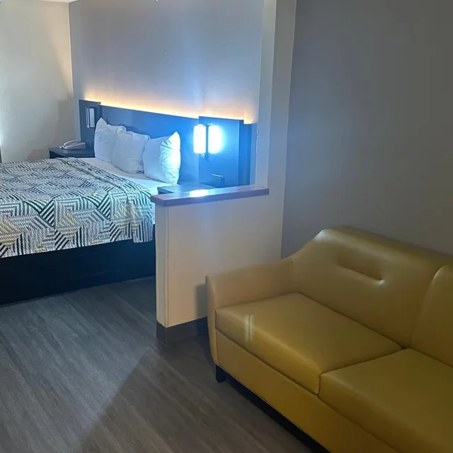 1 King Bed - Suite, Non-Smoking, Micfridge، Motel6 Anderson, IN - Indianapolis 2/10