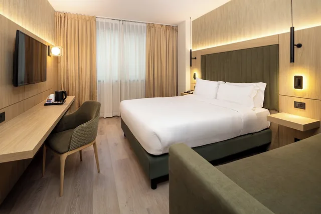 غرفة بريميوم بسرير كينج مع أريكة، HOLIDAY INN NAPLES 5/10