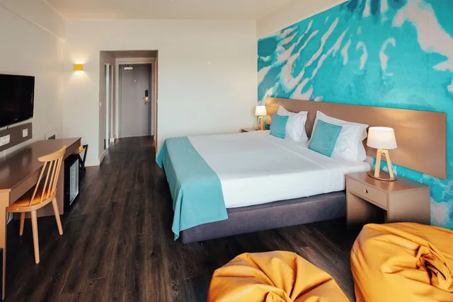 غرفة بسريرين منفصلين بإطلالة على المسبح، Star Inn Peniche 5/8