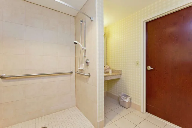 غرفة بسرير كينج بحوض استحمام لذوي الإعاقة، Hilton Garden Inn Winchester 7/7