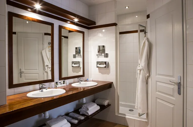 جناح، Hotel Majestic 4/6