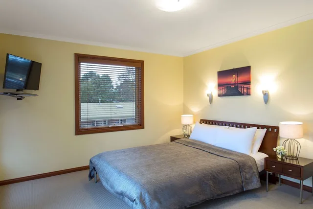 شقة بسرير كوين وسريرين فرديين بمطبخ، Best Western Colonial Village Motel 2/5