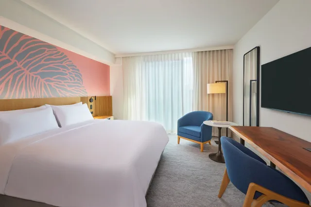 غرفة ديلوكس بسرير كينج بإطلالة على البحر، Renaissance Honolulu Hotel & Spa 3/5