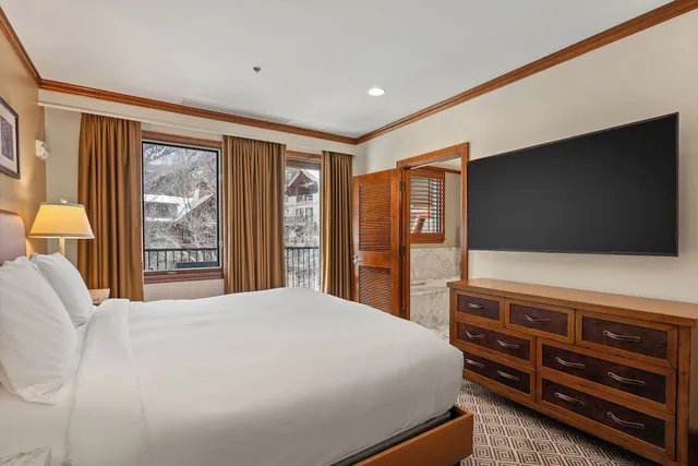 شقة فاخرة بسريرين كينج وسرير كوين بـ3 غرف نوم مع أريكة، Ritz-Carlton Club, Aspen Highlands by Frias 1/6