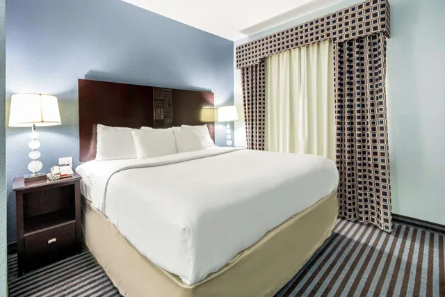غرفة بسرير كينج بجاكوزي، Baymont by Wyndham Mineral Wells 6/10
