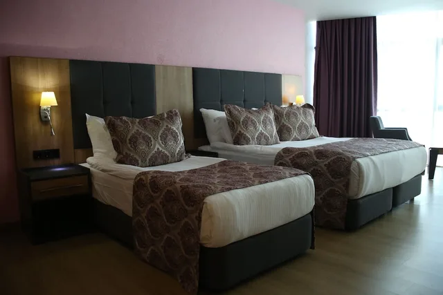 غرفة سوبيريور ثلاثية بسرير مزدوج وسرير فردي، Euphoria Batumi Convention And Casino Hotel 2/3