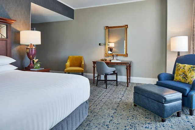 غرفة ركنية بسرير كينج بشرفة، The Battle House Renaissance Mobile Hotel Spa 1/4