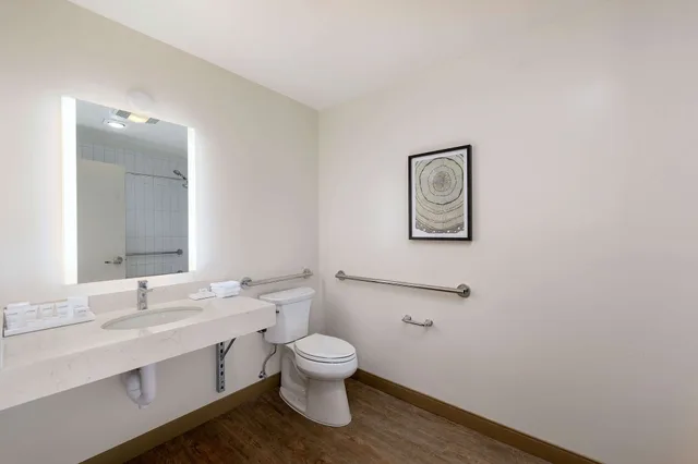 غرفة بسرير كينج لذوي الإعاقة، Seacliff Inn Aptos, Tapestry Collection by Hilton 9/10