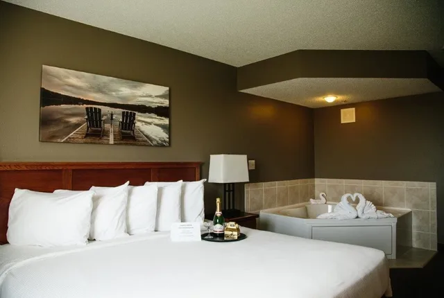 غرفة بسرير كينج بجاكوزي، Grandstay Hotel And Suites Perham 1/3
