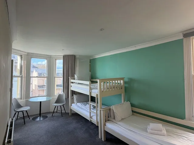 غرفة قياسية ثلاثية بسرير بطابقين وسرير فردي، BRIGHTON HOTEL(FORMERLY BEST WESTERN BRIGHTON) 5/10