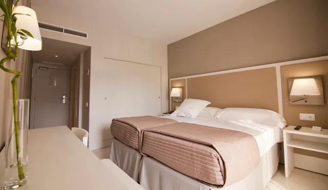 Standard Double Room 2 Adults + 1 Child، Estival Centurion Playa 2/3