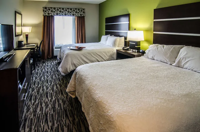 غرفة بسريرين كوين بمطبخ صغير، Hampton Inn Foley 7/10