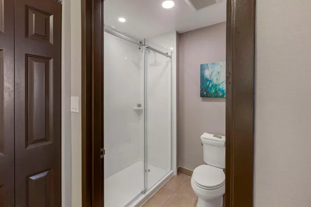جناح بسرير كينج وسريرين كوين بغرفتي نوم مع أريكة بمطبخ، Executive Residency By Best Western Toronto Mississauga 7/7