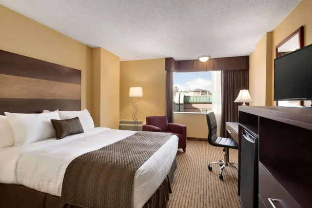 Standard, Queen Bed, Accessible, Days Inn by Wyndham Calgary South 2/4