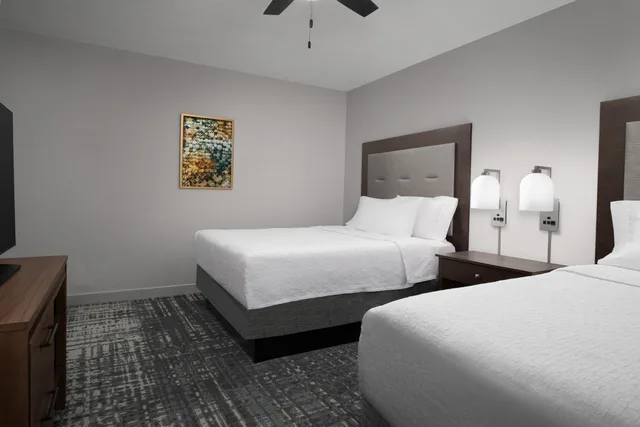 جناح بسريرين كوين بغرفة نوم واحدة مع أريكة، Homewood Suites By Hilton San Antonio-Riverwalk/Downtown 2/8