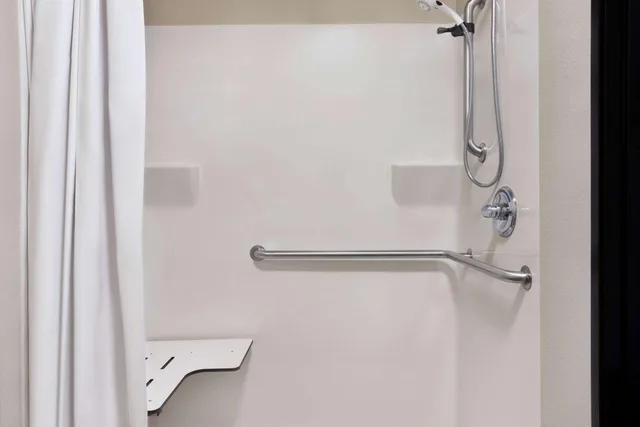 Deluxe, Queen Bed, Accessible, Travelodge By Wyndham Mcalester 4/4