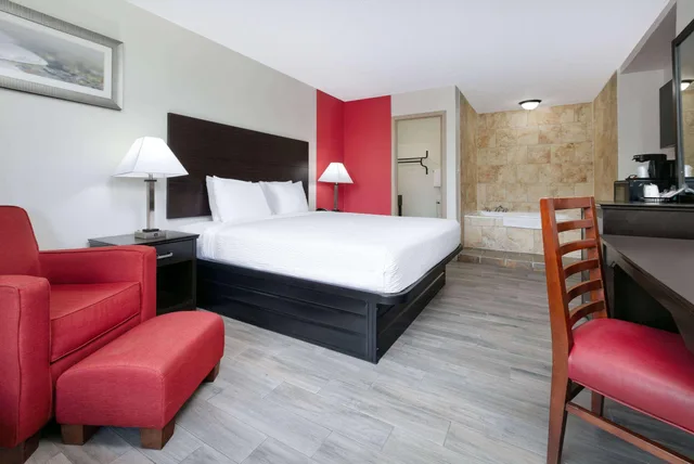 غرفة داخلية بسرير كينج بإطلالة، Ramada by Wyndham Diamondhead I-10/Gulfport 1/2