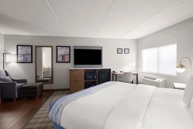 غرفة بسرير كينج، AmericInn by Wyndham Shakopee Near Canterbury Park 3/10