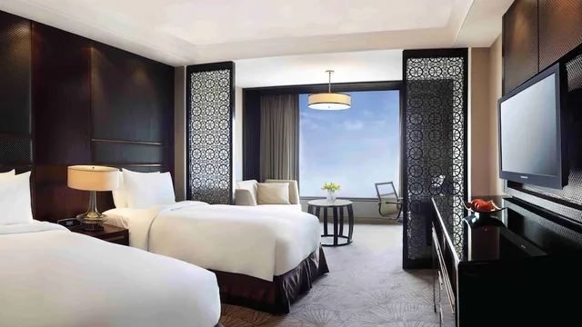 غرفة قياسية بسريرين منفصلين بإطلالة على المسبح للمدخنين، Crowne Plaza New Delhi Mayur Vihar Noida 1/5