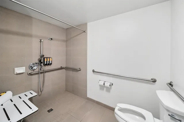 Standard, Queen Bed, Courtyard Area, Accessible، Best Western Plus Hilltop Inn 6/6