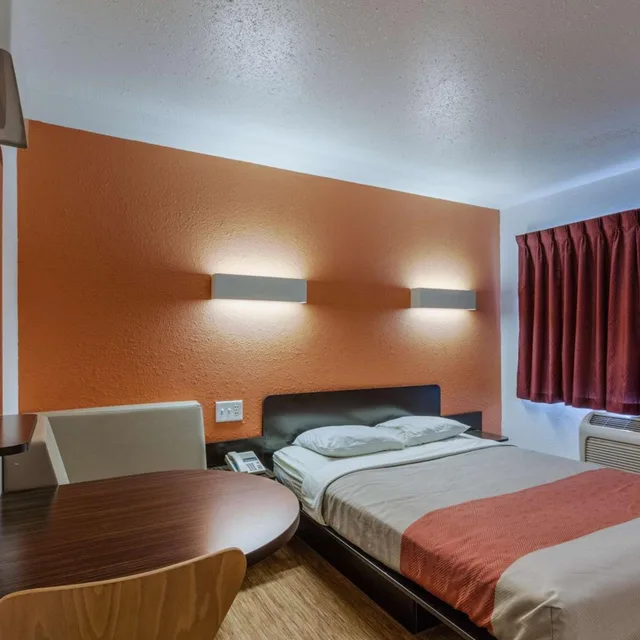 غرفة بسرير كوين، Motel6 Oshkosh, WI 5/10