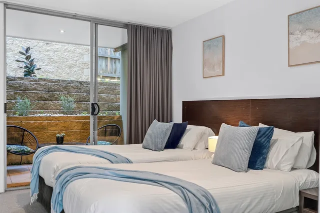 شقة بسرير كينج وسريرين منفصلين بغرفتي نوم في الطابق الأرضي، The Dolphin Apartments 1/10