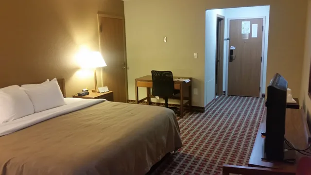 غرفة قياسية بسرير كينج، Quality Inn Suites Marion 4/9