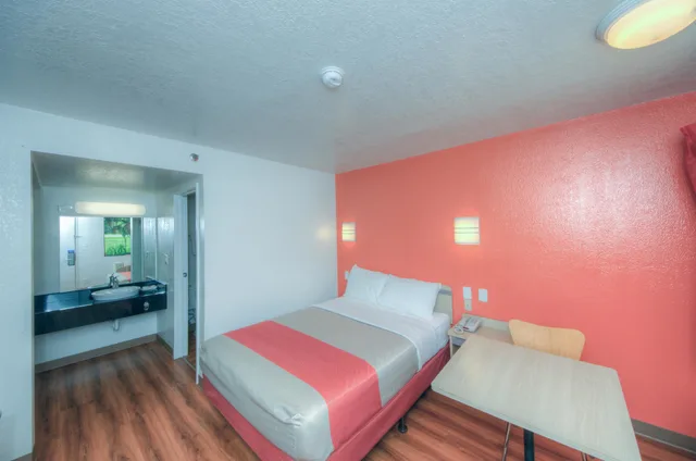 Standard, Queen Bed, Accessible, Motel6 Bradenton, FL 3/10