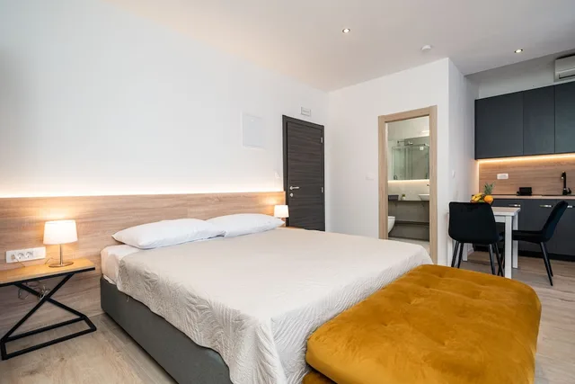 استوديو بسرير مزدوج بشرفة، Bacan Serviced Apartments 1/8