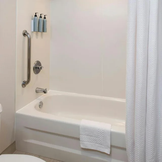 جناح بسرير كينج بغرفة نوم واحدة، Courtyard Marriott Binghamton 6/7