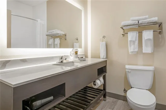 غرفة بسرير كينج، Best Western Plus Monica Royale Inn & Suites 3/3