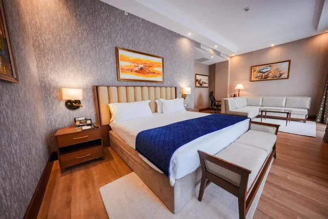 Junior Suite, King Bed, Wellborn Luxury Hotel 2/10