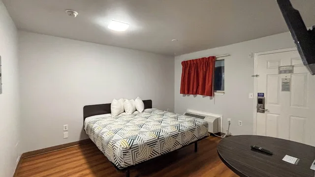 1 King Bed - Mobil Acc RI Shwr Nsmk Kitchen، Motel6 Greenville, SC 1/4