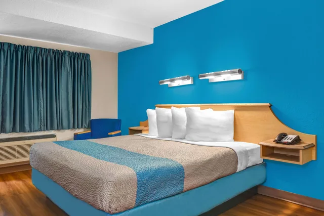 غرفة قياسية بسرير كينج، Motel6 Atlanta, GA - Downtown 2/8