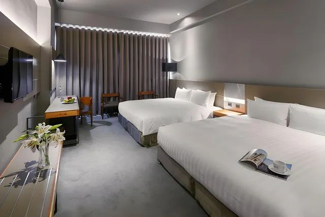 غرفة بريميير رباعية بسريرين كوين، Orient Luxury Hotel 2/2