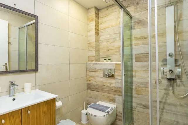 جناح ديلوكس بسريرين منفصلين بإطلالة على البحر مع أريكة في الطابق العلوي، Meltemi Coast Suites 2/2